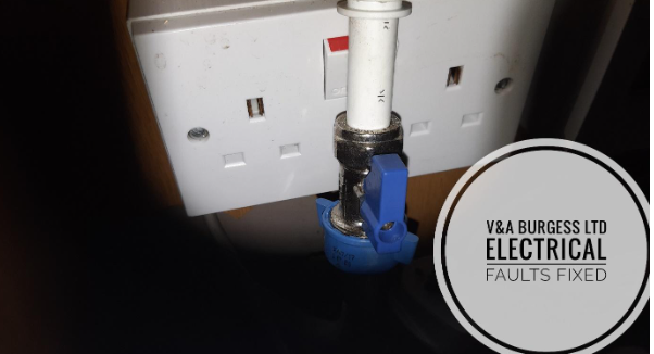  Fallas eléctricas solucionadas - Toma de corriente mal colocada debajo del fregadero